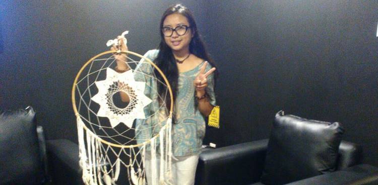 Chairani Bangun Mimpi dengan Kreasi Dream Catcher
